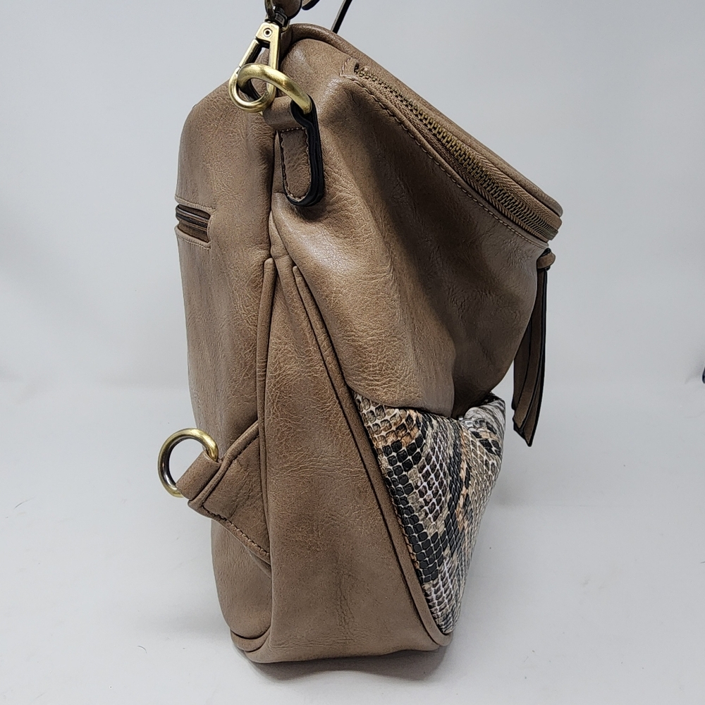 Jen&Co vegan tan snake print convertible backpack with regular and guitar Strap - Picture 5 of 15
